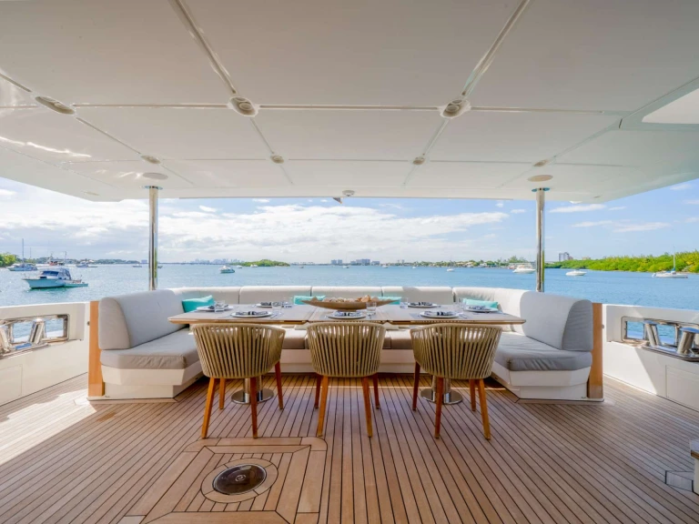 Noleggio Yacht di lusso Azimut con patente nautica