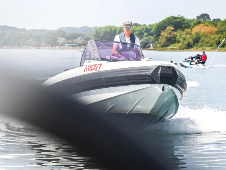 Noleggio Barca a motore IRON BOATS  con patente nautica