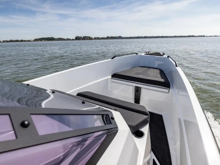 Noleggio Barca a motore IRON BOATS  con patente nautica