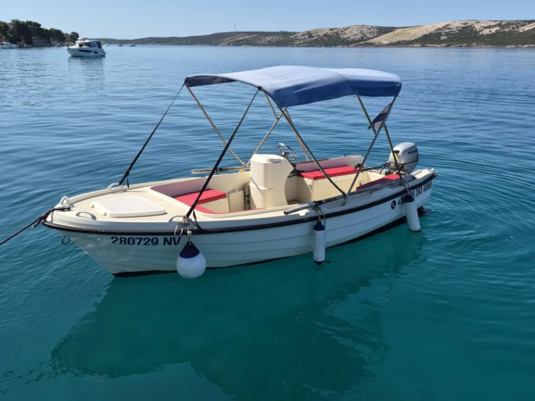 Noleggiare una Adria 500 M Sport a Novaglia (Novalja)