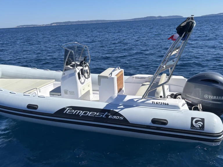 Noleggiare una Capelli Tempest 630 a Le Lavandou