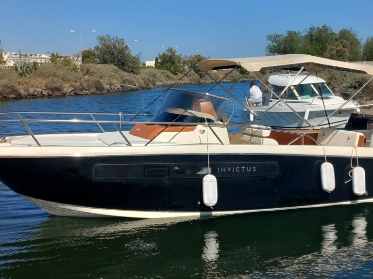 Barca a motore a noleggio a Saint-Raphaël al miglior prezzo