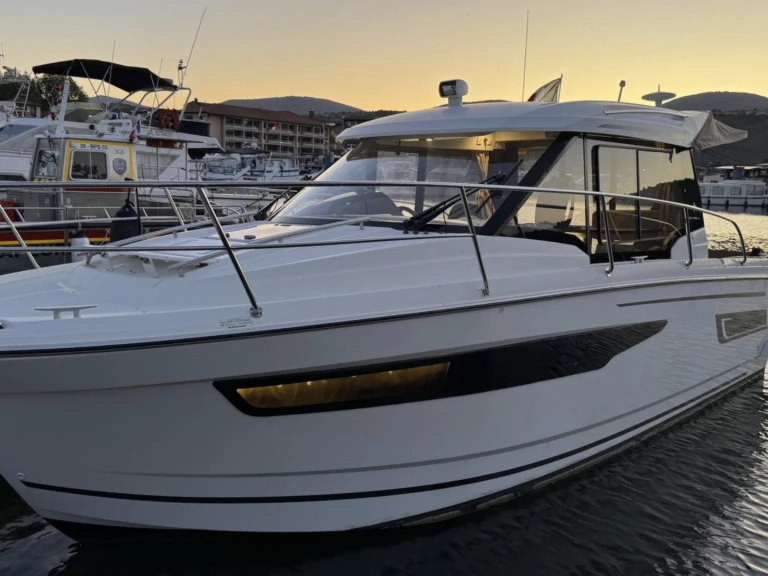 Noleggio Barca a motore Jeanneau con patente nautica