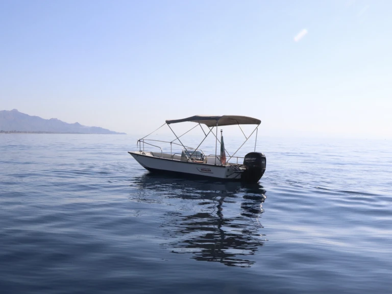 Noleggio Barca a motore con o senza skipper Boston Whaler a Riposto