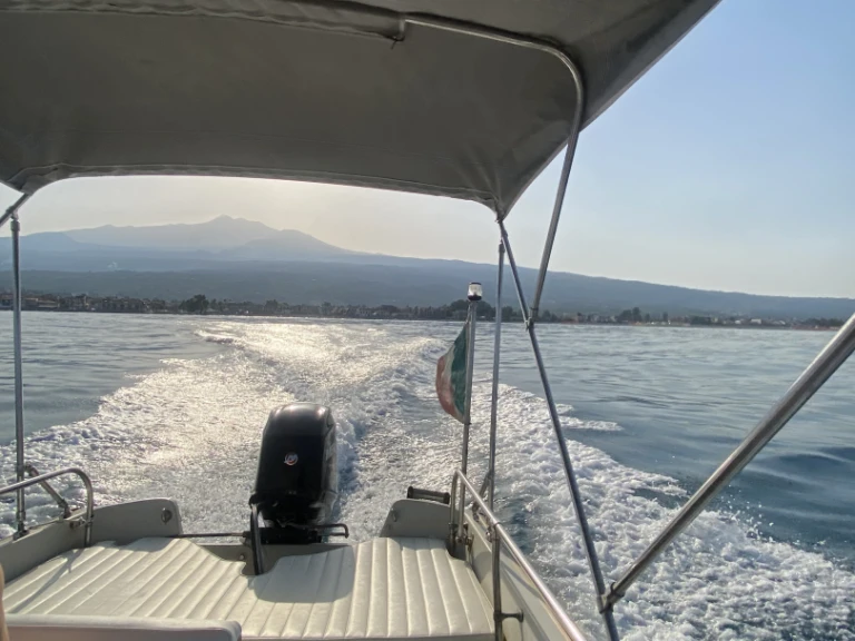 Boston Whaler Boston Whaler 17 da affittare a  Riposto