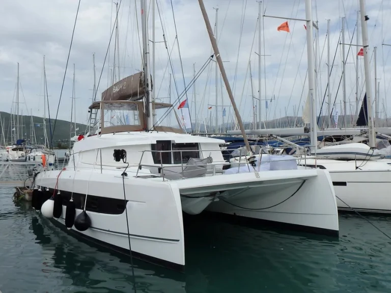 Catamarano a noleggio a Gouviá al miglior prezzo