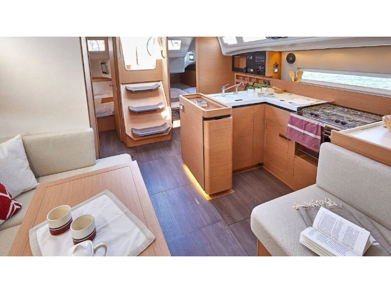 Noleggio barche Jeanneau Sun Odyssey 410 a Gouviá su Samboat