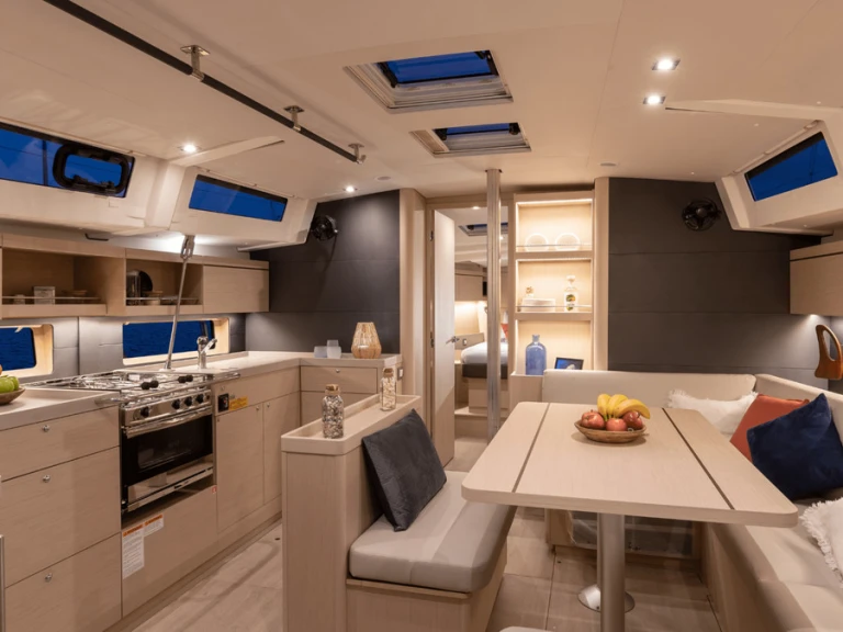 Noleggiare una Bénéteau Oceanis 46 a Gouviá