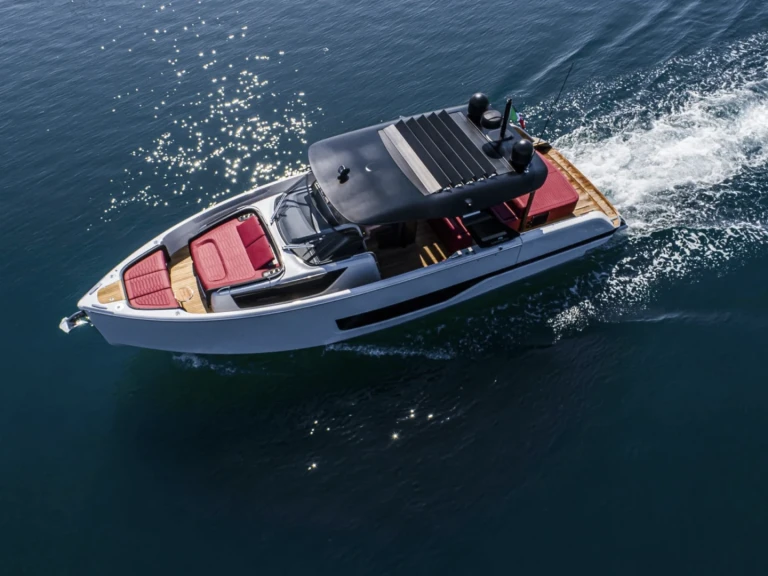 Noleggiare una Pershing Pershing 90 a Saint-Tropez