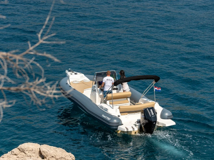 Pirelli 880 L Edition da affittare a  Trogir
