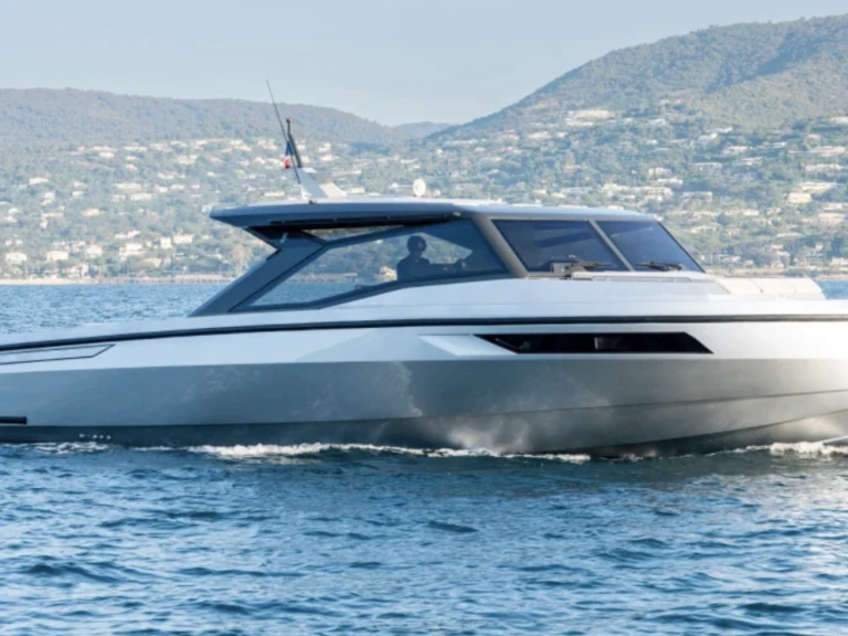 Yacht di lusso a noleggio a Saint-Tropez al miglior prezzo