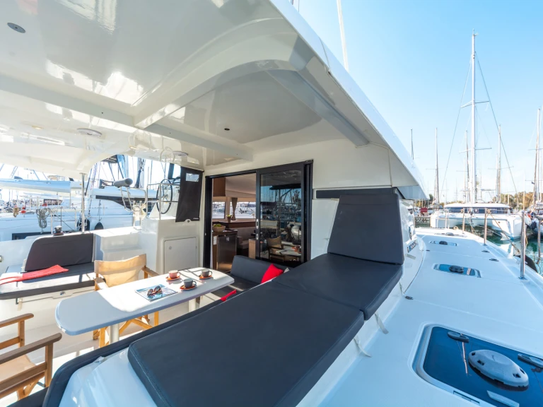 Catamarano a noleggio a Paros (Isola) al miglior prezzo