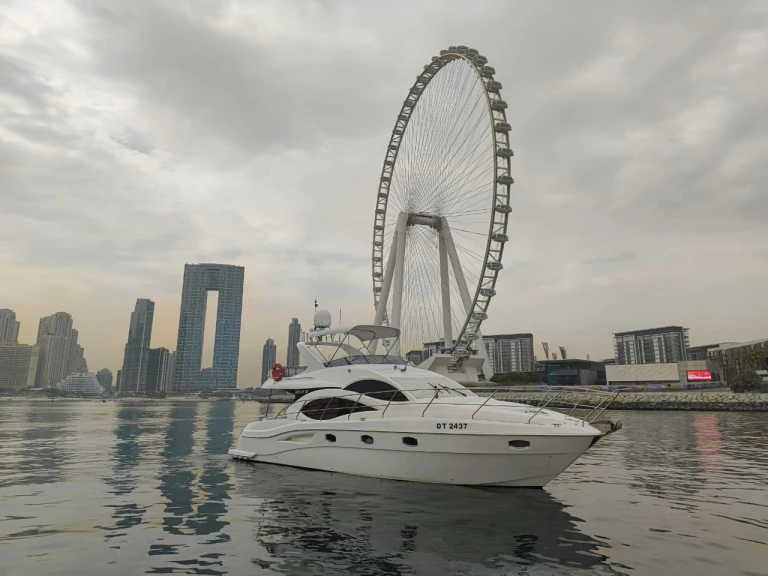Barca a motore a noleggio a Dubai Marina al miglior prezzo