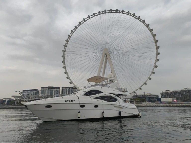 Noleggiare una Majesty Yachts Mejesty 50 a Dubai Marina