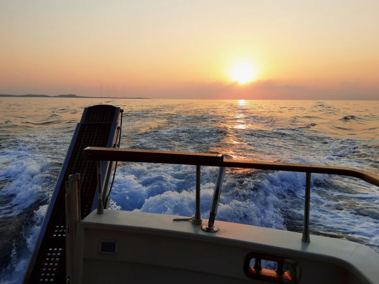 Noleggio Barca a motore a Limassol Marina – Custom Made 66