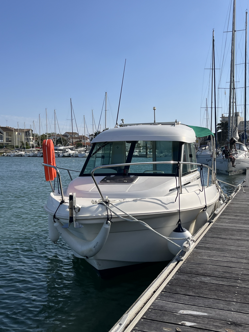 Noleggio Barca a motore Jeanneau con patente nautica