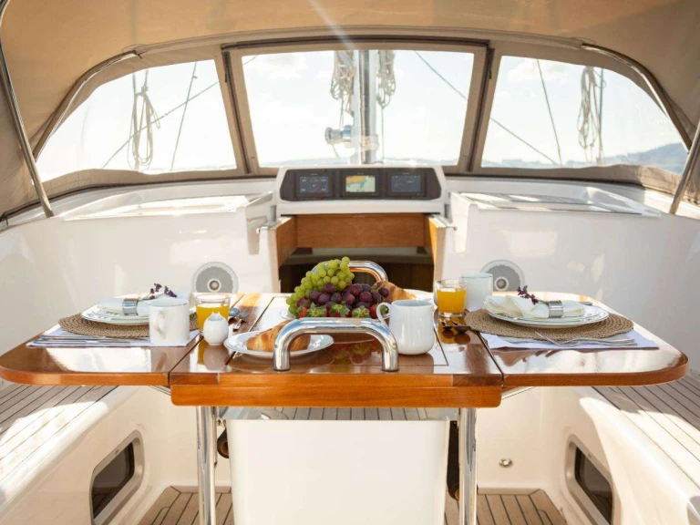 Noleggio Yacht di lusso Oyster Marine con patente nautica