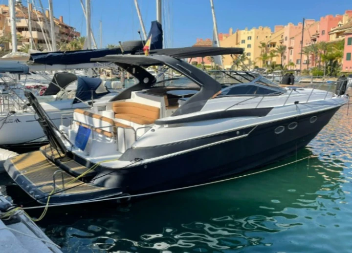 Barca a motore a noleggio a Puerto Sotogrande al miglior prezzo