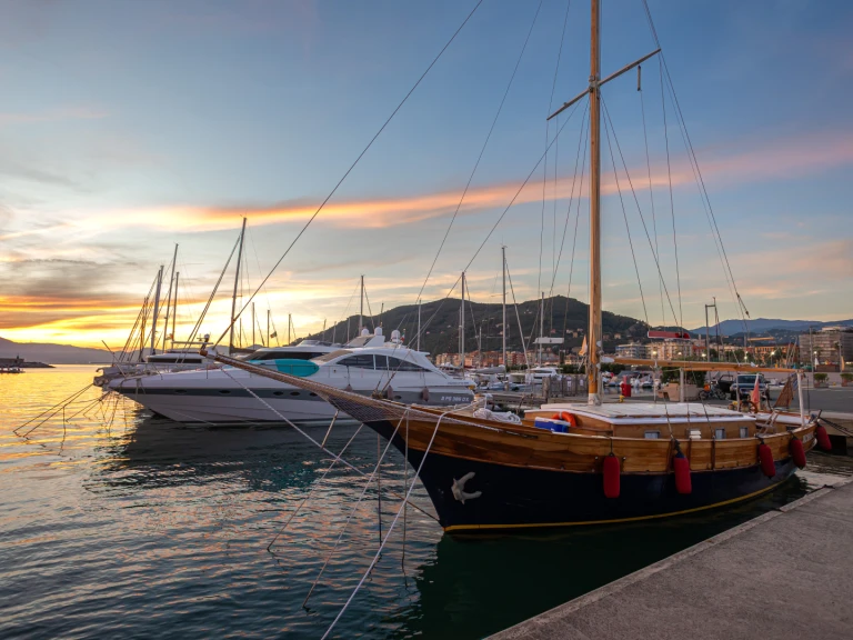 Noleggiare una SIMEONI GOLETTA 15 MT a Portofino Vetta