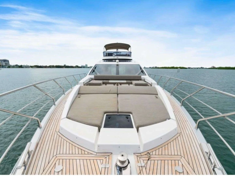 Noleggio Yacht di lusso Azimut con patente nautica