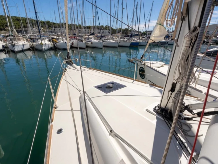 Jeanneau Sun Odyssey 389 (2019)  Jeanneau Sun Odyssey 389 (2019)  da affittare a  Marsiglia