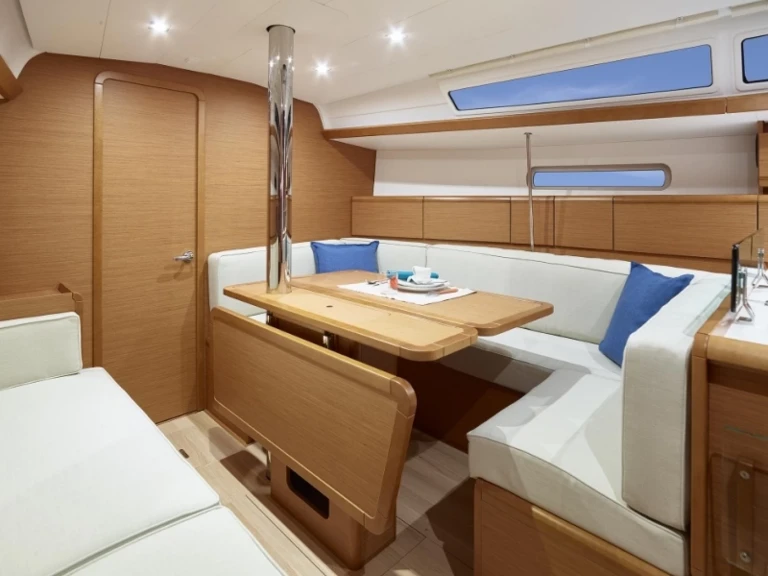 Noleggiare una Jeanneau Sun Odyssey 389 (2019)  Jeanneau Sun Odyssey 389 (2019)  a Marsiglia