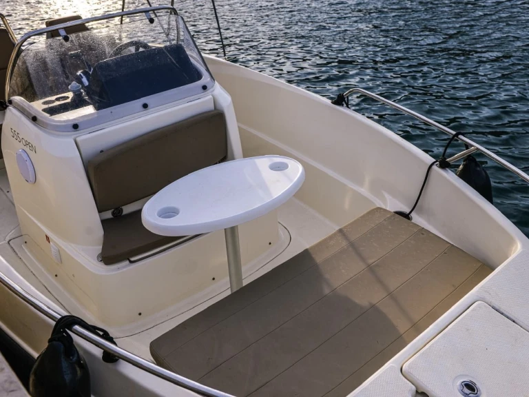 Noleggiare una Quicksilver Activ 555 Open a Marsiglia