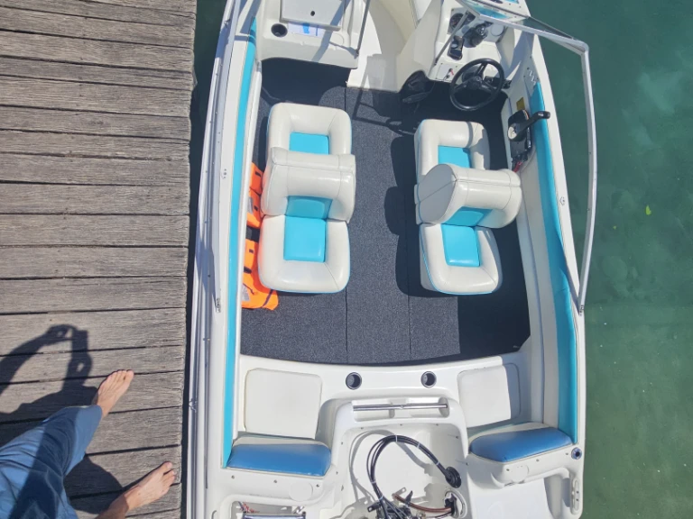 Noleggio Barca a motore Larson con patente nautica