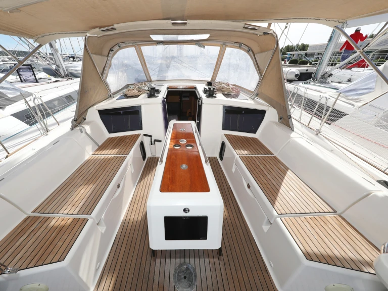 Noleggiare una Dufour Dufour 430 Grand Large a Trogir