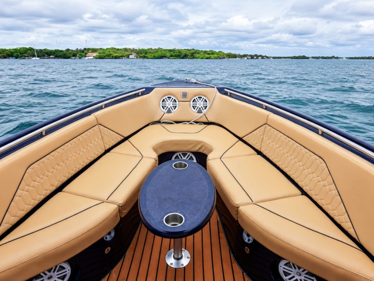 Noleggio Barca a motore Custom Made con patente nautica