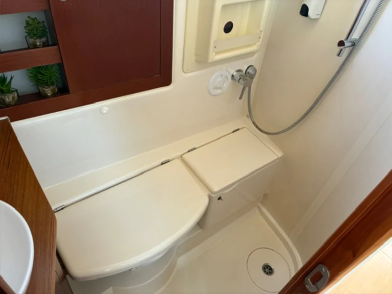 Noleggiare una Hanse Hanse 385 a Lávrio