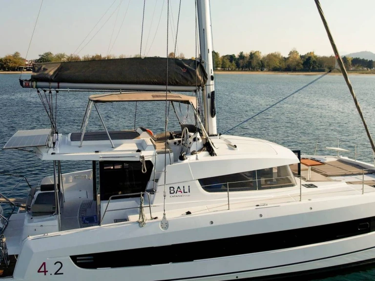 Catamarano a noleggio a Plataniás al miglior prezzo