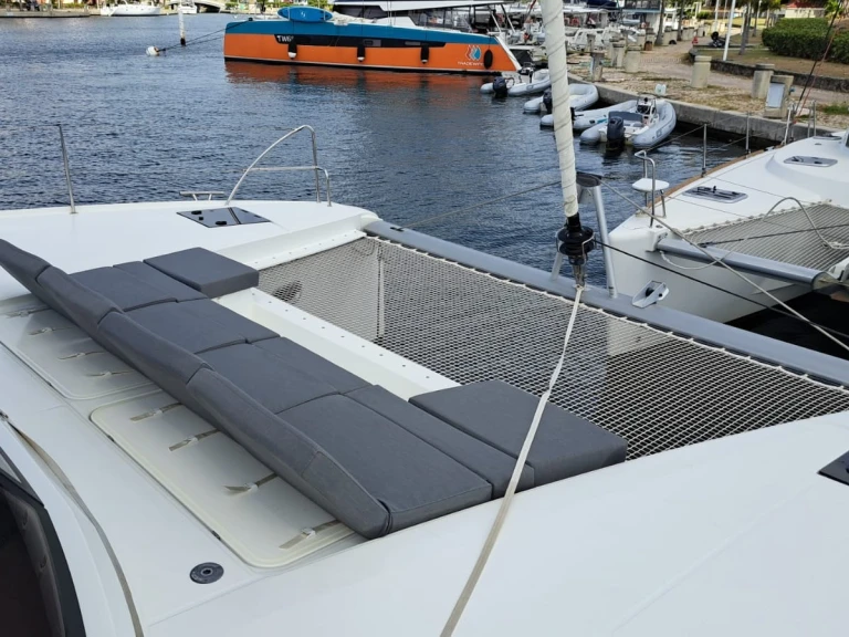 Noleggiare una Fountaine Pajot Astréa 42 (6 cab.) a Bormes-les-Mimosas