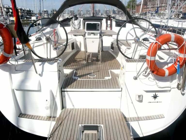 Noleggio Barca a vela Jeanneau con patente nautica