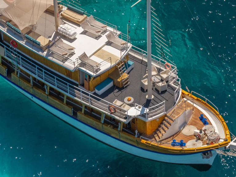 Noleggio Yacht di lusso Custom con patente nautica