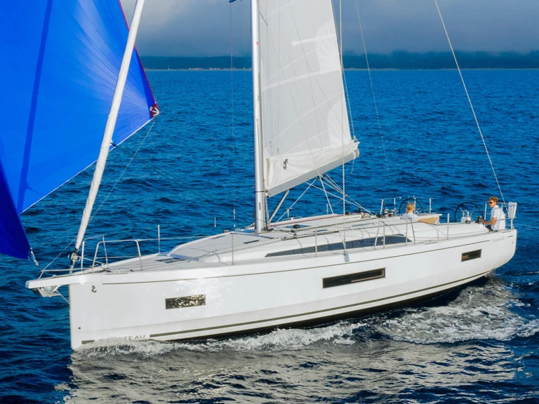 Noleggiare una Bénéteau Oceanis 40.1 a Néa Péramos
