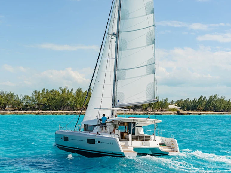 Noleggio Catamarano Lagoon con patente nautica