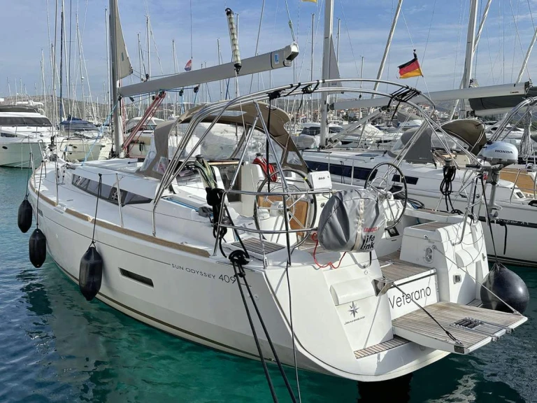Noleggio Barca a vela Jeanneau con patente nautica