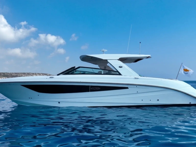 Barca a motore a noleggio a Ayia Napa Marina al miglior prezzo