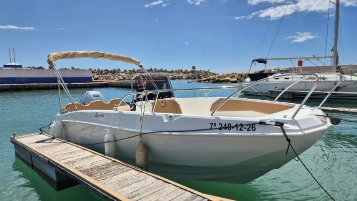 Barca a motore a noleggio a Cala Galdana al miglior prezzo