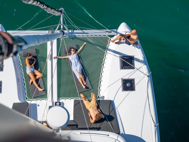 Catamarano a noleggio a Néa Péramos al miglior prezzo