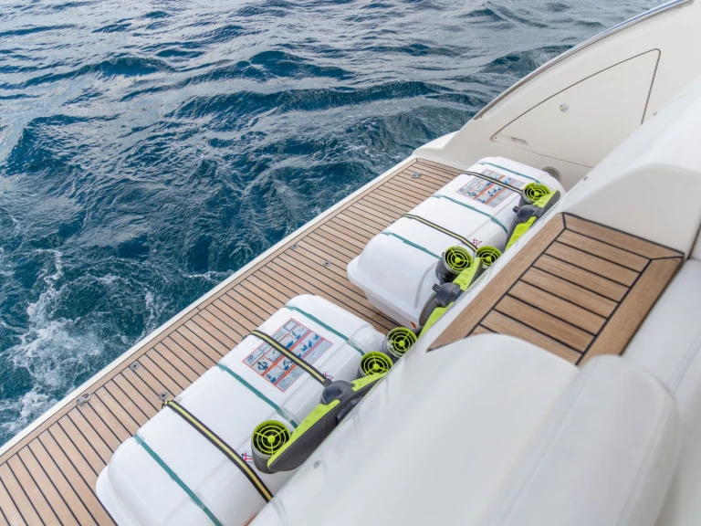 Noleggio Yacht di lusso Azimut con patente nautica