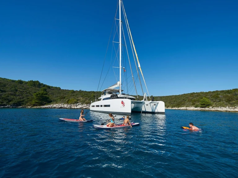 Catamarano a noleggio a Toúrlos al miglior prezzo