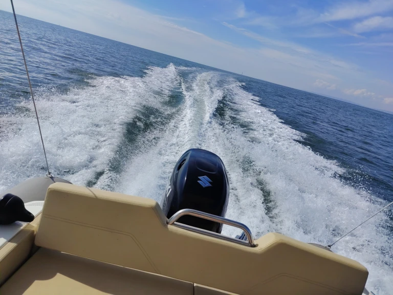 Noleggio Barca a motore Karnic con patente nautica