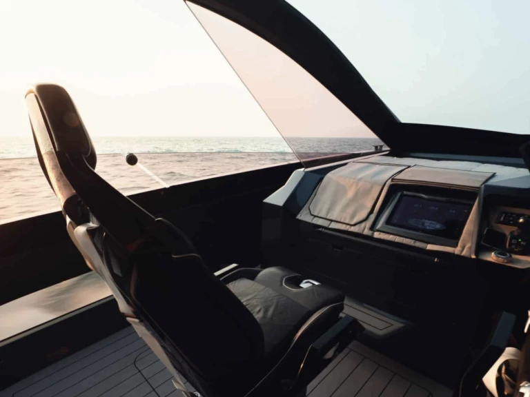 Noleggio barche Dubai Marina economico Lamborghini 63 